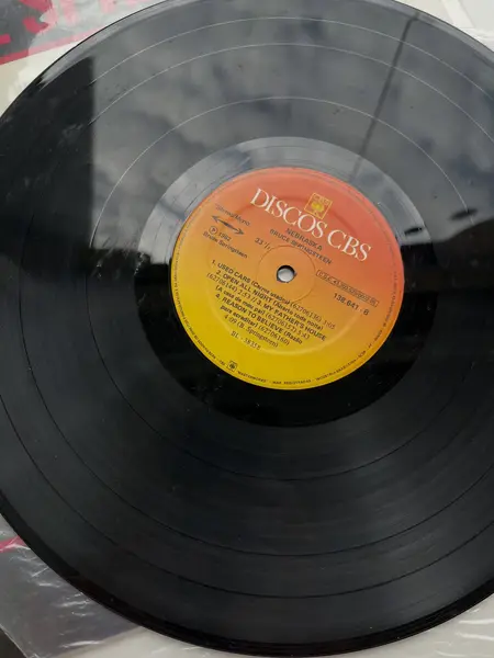 Foto de um(a) ​LP Nebraska - Bruce Springsteen 1982, da categoria de LPs ou Discos de Vinil . LP Nebraska, Bruce Springsteen, de 1982. Perfeito estado. Mostrado de uma perspectiva diferente. Vendido no marketplace Trésors.