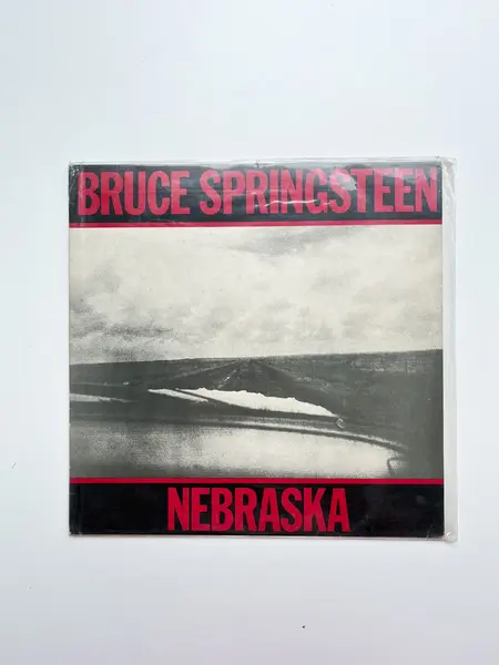 Foto de um(a) ​LP Nebraska - Bruce Springsteen 1982, da categoria de LPs ou Discos de Vinil . LP Nebraska, Bruce Springsteen, de 1982. Perfeito estado. Mostrado de uma perspectiva diferente. Vendido no marketplace Trésors.
