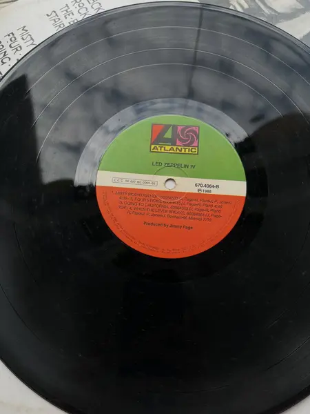 Foto de um(a) ​ LP Led Zeppelin IV de 1988, da categoria de LPs ou Discos de Vinil . LP Led Zeppelin IV, de 1988. Mínimos ricos superficiais que não prejudicam o audio. Mostrado de uma perspectiva diferente. Vendido no marketplace Trésors.