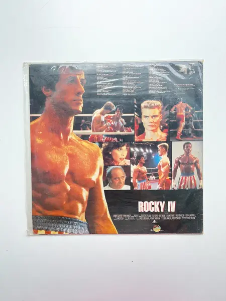 Foto de um(a) ​LP Trilha sonora original de Rocky IV -1982, da categoria de LPs ou Discos de Vinil . LP com a trilha sonora original de Rocky IV, de 1982. Dois mínimos riscos superficiais. Mostrado de uma perspectiva diferente. Vendido no marketplace Trésors.