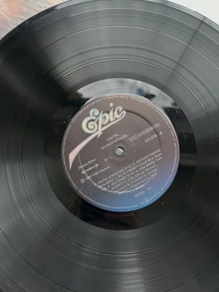 Foto de um(a) ​LP Faith - George Michael 1987, da categoria de LPs ou Discos de Vinil . LP Faith, George Michael, de 1987. Perfeito estado. Mostrado de uma perspectiva diferente. Vendido no marketplace Trésors.