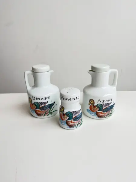 Foto de um(a) Galheteiro com 3 peças porcelana Schmidt, da categoria de Saleiros e pimenteiros. Galheteiro com 3 peças em porcelana Schmidt estampada. Perfeito estado. Medidas peça maior: 11x6,5cm. Mostrado de uma perspectiva diferente. Vendido no marketplace Trésors.
