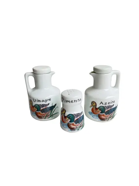 Foto de um(a) Galheteiro com 3 peças porcelana Schmidt, da categoria de Saleiros e pimenteiros. Galheteiro com 3 peças em porcelana Schmidt estampada. Perfeito estado. Medidas peça maior: 11x6,5cm. Vendido no marketplace Trésors.