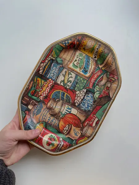 Foto de um(a) ​Bandeja em bambu estampado, da categoria de Travessas e tigelas. Bandeja em bambu estampado com detalhe em plástico dourado. Leves marcas do tempo e uso. Medidas: 26x18cm. Mostrado de uma perspectiva diferente. Vendido no marketplace Trésors.