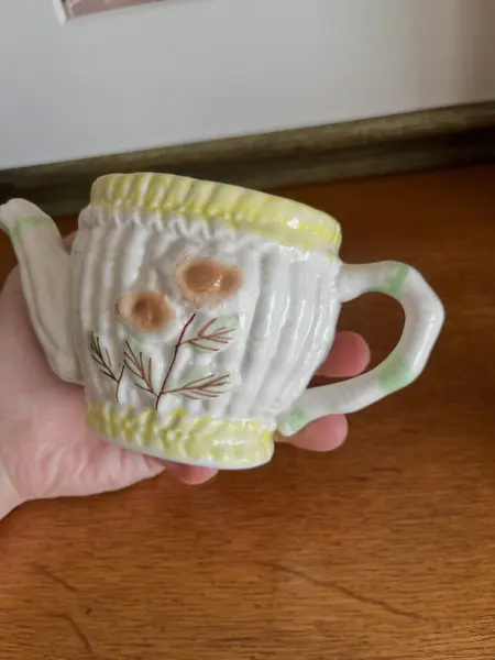 Foto de um(a) ​Pequeno bule em porcelana pintada à mão, da categoria de Bules. Pequeno bule em porcelana pintado a mão. Possui apenas uma folha quebrada, mas é quase imperceptível. Medidas: 14 x 13cm. Mostrado de uma perspectiva diferente. Vendido no marketplace Trésors.