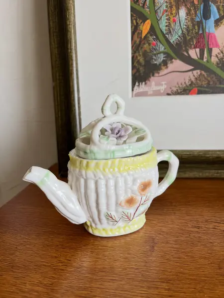 Foto de um(a) ​Pequeno bule em porcelana pintada à mão, da categoria de Bules. Pequeno bule em porcelana pintado a mão. Possui apenas uma folha quebrada, mas é quase imperceptível. Medidas: 14 x 13cm. Mostrado de uma perspectiva diferente. Vendido no marketplace Trésors.