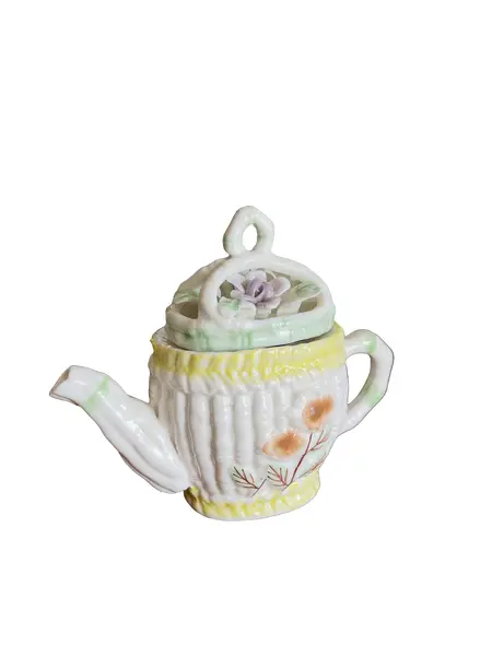 Foto de um(a) ​Pequeno bule em porcelana pintada à mão, da categoria de Bules. Pequeno bule em porcelana pintado a mão. Possui apenas uma folha quebrada, mas é quase imperceptível. Medidas: 14 x 13cm. Vendido no marketplace Trésors.