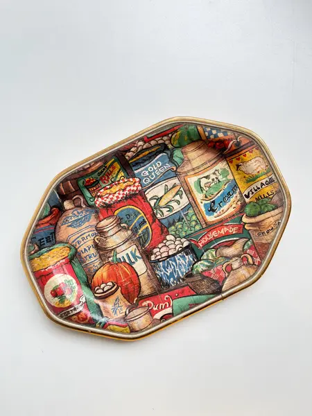 Foto de um(a) ​Bandeja em bambu estampado, da categoria de Travessas e tigelas. Bandeja em bambu estampado com detalhe em plástico dourado. Leves marcas do tempo e uso. Medidas: 26x18cm. Mostrado de uma perspectiva diferente. Vendido no marketplace Trésors.