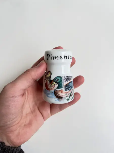 Foto de um(a) Galheteiro com 3 peças porcelana Schmidt, da categoria de Saleiros e pimenteiros. Galheteiro com 3 peças em porcelana Schmidt estampada. Perfeito estado. Medidas peça maior: 11x6,5cm. Mostrado de uma perspectiva diferente. Vendido no marketplace Trésors.