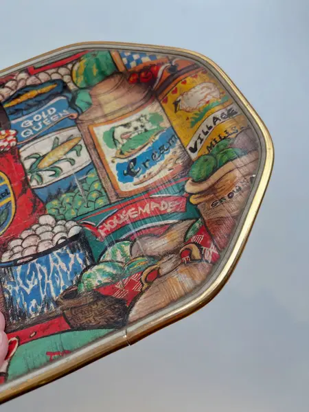 Foto de um(a) ​Bandeja em bambu estampado, da categoria de Travessas e tigelas. Bandeja em bambu estampado com detalhe em plástico dourado. Leves marcas do tempo e uso. Medidas: 26x18cm. Mostrado de uma perspectiva diferente. Vendido no marketplace Trésors.