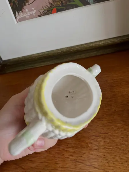 Foto de um(a) ​Pequeno bule em porcelana pintada à mão, da categoria de Bules. Pequeno bule em porcelana pintado a mão. Possui apenas uma folha quebrada, mas é quase imperceptível. Medidas: 14 x 13cm. Mostrado de uma perspectiva diferente. Vendido no marketplace Trésors.
