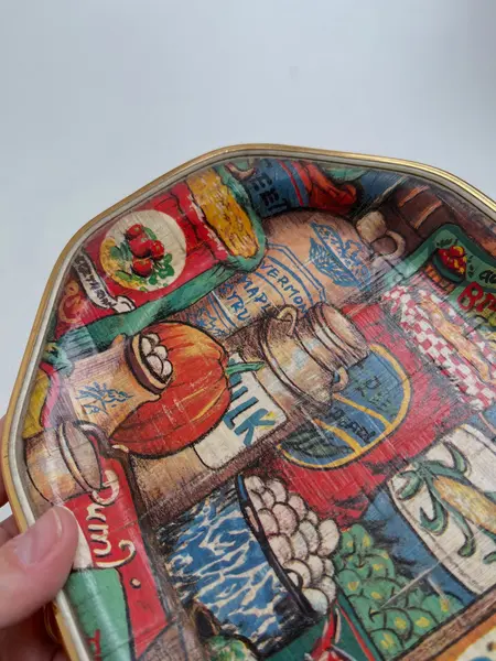 Foto de um(a) ​Bandeja em bambu estampado, da categoria de Travessas e tigelas. Bandeja em bambu estampado com detalhe em plástico dourado. Leves marcas do tempo e uso. Medidas: 26x18cm. Mostrado de uma perspectiva diferente. Vendido no marketplace Trésors.