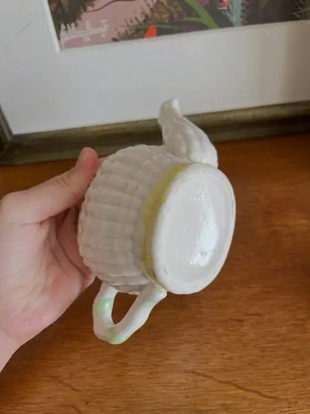 Foto de um(a) ​Pequeno bule em porcelana pintada à mão, da categoria de Bules. Pequeno bule em porcelana pintado a mão. Possui apenas uma folha quebrada, mas é quase imperceptível. Medidas: 14 x 13cm. Mostrado de uma perspectiva diferente. Vendido no marketplace Trésors.