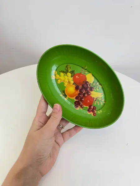 Foto de um(a) ​ Pequena travessa em metal da marca Metalma, da categoria de Travessas e tigelas. Pequeno bowl ou petisqueira em metal estampado e esmaltado da marca Metalma. Leves marcas do tempo e uso. Medidas: 18x13x4cm. Mostrado de uma perspectiva diferente. Vendido no marketplace Trésors.