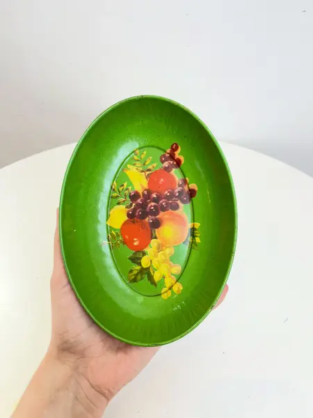 Foto de um(a) ​ Pequena travessa em metal da marca Metalma, da categoria de Travessas e tigelas. Pequeno bowl ou petisqueira em metal estampado e esmaltado da marca Metalma. Leves marcas do tempo e uso. Medidas: 18x13x4cm. Mostrado de uma perspectiva diferente. Vendido no marketplace Trésors.