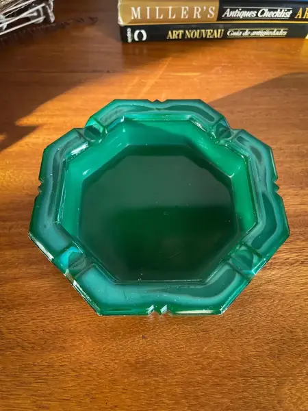 Foto de um(a) Antigo Raro Cinzeiro Art Deco Em Malaquita Tcheco Glass, da categoria de Cinzeiros. A cor verde é conhecida por trazer frescor, harmonia e renovação aos ambientes. Em um mundo de cores, o verde é a serenidade... Mostrado de uma perspectiva diferente. Vendido no marketplace Trésors.