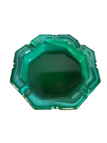 Foto de um(a) Antigo Raro Cinzeiro Art Deco Em Malaquita Tcheco Glass, da categoria de Cinzeiros. A cor verde é conhecida por trazer frescor, harmonia e renovação aos ambientes. Em um mundo de cores, o verde é a serenidade... Mostrado de uma perspectiva diferente. Vendido no marketplace Trésors.