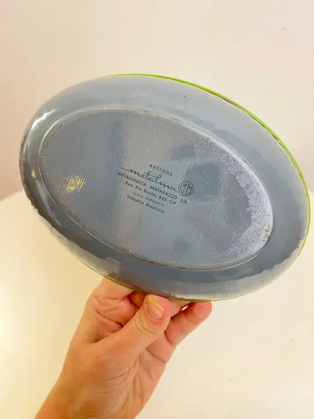 Foto de um(a) ​ Pequena travessa em metal da marca Metalma, da categoria de Travessas e tigelas. Pequeno bowl ou petisqueira em metal estampado e esmaltado da marca Metalma. Leves marcas do tempo e uso. Medidas: 18x13x4cm. Mostrado de uma perspectiva diferente. Vendido no marketplace Trésors.