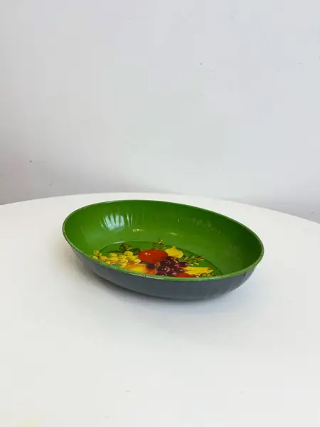 Foto de um(a) ​ Pequena travessa em metal da marca Metalma, da categoria de Travessas e tigelas. Pequeno bowl ou petisqueira em metal estampado e esmaltado da marca Metalma. Leves marcas do tempo e uso. Medidas: 18x13x4cm. Mostrado de uma perspectiva diferente. Vendido no marketplace Trésors.