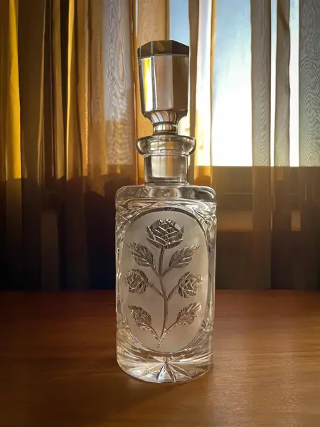 Foto de um(a) Antiga Garrafa Licoreira Cristal Francês Satiné Art Deco, da categoria de Garrafas. Antiga e grande garrafa licoreira em bloco maciço e pesado de cristal francês de excelente qualidade, lindo brilho natural e... Mostrado de uma perspectiva diferente. Vendido no marketplace Trésors.