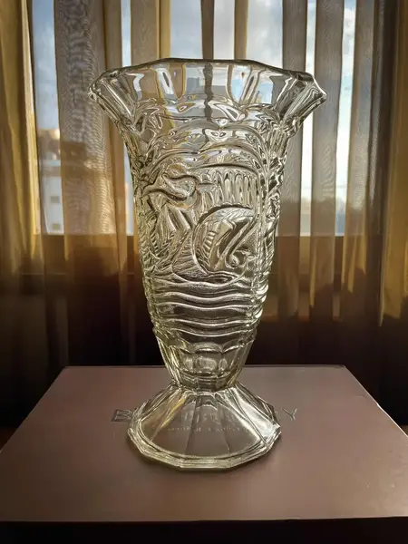 Foto de um(a) Antigo Vaso Artístico Vidro Alemão Walther & Sohne Art Deco, da categoria de Vasos. ~ Walther & Sohne ~Antigo e sofisticado vaso artístico em vidro. Peça de ótima qualidade, moldado e lapidado com pelicanos... Mostrado de uma perspectiva diferente. Vendido no marketplace Trésors.