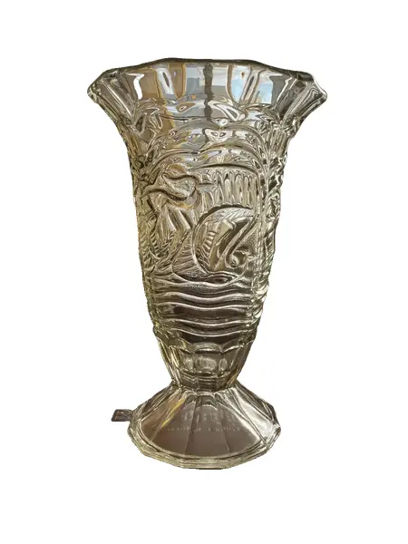 Foto de um(a) Antigo Vaso Artístico Vidro Alemão Walther & Sohne Art Deco, da categoria de Vasos. ~ Walther & Sohne ~Antigo e sofisticado vaso artístico em vidro. Peça de ótima qualidade, moldado e lapidado com pelicanos... Vendido no marketplace Trésors.