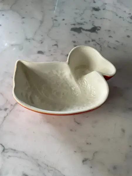 Foto de um(a) Antiga E Rara Forma De Pato Art Deco Em Porcelana Alemã, da categoria de Travessas e tigelas. Antiga e rara forminha no formato de pato, peça em porcelana alemã. Período Art Deco. Medidas 5 x 12 x 9cm. Mostrado de uma perspectiva diferente. Vendido no marketplace Trésors.