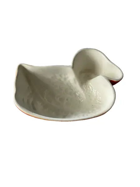 Foto de um(a) Antiga E Rara Forma De Pato Art Deco Em Porcelana Alemã, da categoria de Travessas e tigelas. Antiga e rara forminha no formato de pato, peça em porcelana alemã. Período Art Deco. Medidas 5 x 12 x 9cm. Vendido no marketplace Trésors.