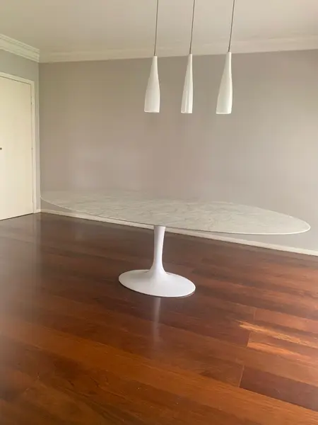 Foto de um(a) ​Mesa de jantar oval Saarinen - mármore Venato - 244 x 137, da categoria de Mesas de Jantar. Mesa de jantar oval Saarinen. Acabamento: Base/Fibra de Vidro + Tampo/Mármore Venato.Em perfeito estado, sem avarias.... Mostrado de uma perspectiva diferente. Vendido no marketplace Trésors.
