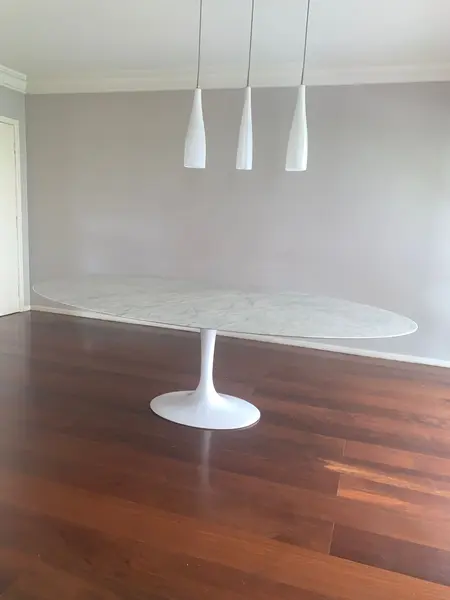Foto de um(a) ​Mesa de jantar oval Saarinen - mármore Venato - 244 x 137, da categoria de Mesas de Jantar. Mesa de jantar oval Saarinen. Acabamento: Base/Fibra de Vidro + Tampo/Mármore Venato.Em perfeito estado, sem avarias.... Mostrado de uma perspectiva diferente. Vendido no marketplace Trésors.