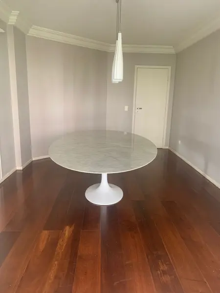 Foto de um(a) ​Mesa de jantar oval Saarinen - mármore Venato - 244 x 137, da categoria de Mesas de Jantar. Mesa de jantar oval Saarinen. Acabamento: Base/Fibra de Vidro + Tampo/Mármore Venato.Em perfeito estado, sem avarias.... Mostrado de uma perspectiva diferente. Vendido no marketplace Trésors.