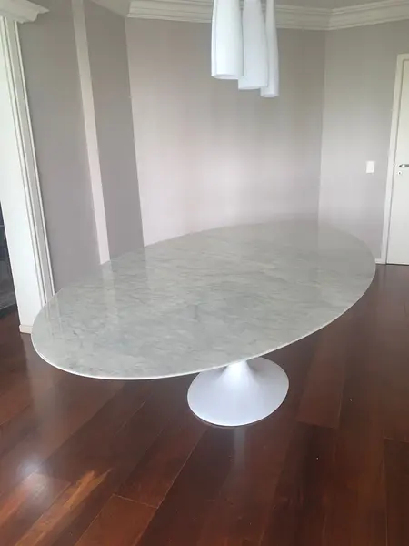 Foto de um(a) ​Mesa de jantar oval Saarinen - mármore Venato - 244 x 137, da categoria de Mesas de Jantar. Mesa de jantar oval Saarinen. Acabamento: Base/Fibra de Vidro + Tampo/Mármore Venato.Em perfeito estado, sem avarias.... Mostrado de uma perspectiva diferente. Vendido no marketplace Trésors.