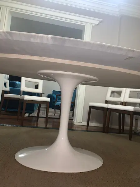 Foto de um(a) ​Mesa de jantar oval Saarinen - mármore Venato - 244 x 137, da categoria de Mesas de Jantar. Mesa de jantar oval Saarinen. Acabamento: Base/Fibra de Vidro + Tampo/Mármore Venato.Em perfeito estado, sem avarias.... Mostrado de uma perspectiva diferente. Vendido no marketplace Trésors.