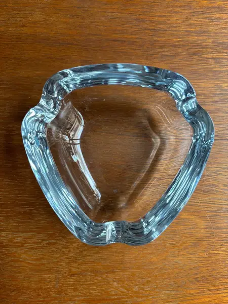 Foto de um(a) Antigo Cinzeiro Decorativo De Mesa Cristal Orrefors Art Deco, da categoria de Cinzeiros. Antigo e belíssimo cinzeiro em cristal Orrefors, de excelente qualidade, lindo brilho natural. Peça assinada e catalogada.... Mostrado de uma perspectiva diferente. Vendido no marketplace Trésors.