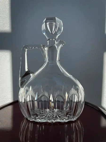 Foto de um(a) Antiga Garrafa Licoreira Jarra Em Cristal Francês Baccarat, da categoria de Garrafas. ~ Baccarat ~Antiga e majestosa garrafa licoreira em cristal francês ricamente lapidada à mão. A lapidação manual é um... Mostrado de uma perspectiva diferente. Vendido no marketplace Trésors.