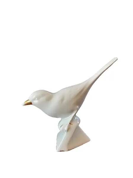 Foto de um(a) Antigo Bibelô Escultura De Pássaro Porcelana Alemã Bavaria, da categoria de Escultura. Antigo bibelô de pássaros em porcelana alemã com filetes de ouro. Peça muito decorativa e buscada por colecionadores.Medidas... Vendido no marketplace Trésors.