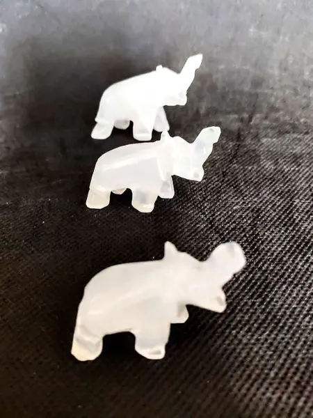 Foto de um(a) Elefantes Cristal de Rocha Anos 80, da categoria de Modelos e estatuetas. Três elefantes em diferentes tamanhos esculpidos em cristal de rocha, década de 1980. Alturas: 4 cm, 3,5 cm, 2,6 cm... Mostrado de uma perspectiva diferente. Vendido no marketplace Trésors.