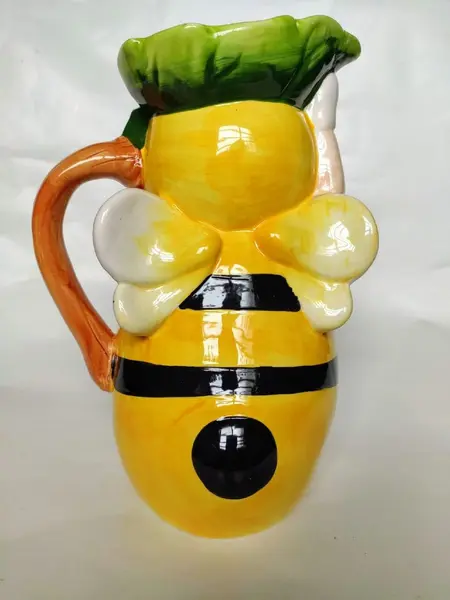 Foto de um(a) Jarra Abelhinha, da categoria de Garrafas, potes e jarros. Jarra abelhinha em cerâmica esmaltada com relevo e policromada, década de 2000 A: 24cm D: 12cm Peso: 736g. Mostrado de uma perspectiva diferente. Vendido no marketplace Trésors.