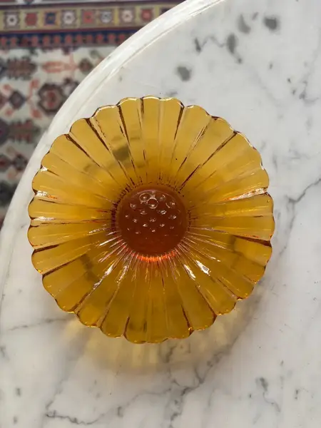 Foto de um(a) Antiga Escultura Decorativa Bowl Flor Vidro Art Deco Âmbar, da categoria de Travessas e tigelas. Walther & Sohne GlassAntigo pratinho despojador em vidro artístico alemão na cor âmbar. Período Art Deco. Linda peça para... Mostrado de uma perspectiva diferente. Vendido no marketplace Trésors.