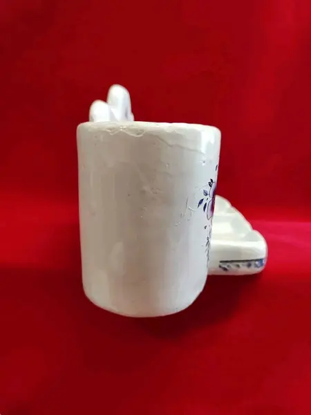 Foto de um(a) Antigo Dispenser Transformado em Porta Treco para Escrivaninha, Década de 1980, da categoria de Organizadores. Antigo porta detergente, sabão e esponja transformado em porta treco para escrivaninha: em cerâmica esmaltada com estampa... Mostrado de uma perspectiva diferente. Vendido no marketplace Trésors.