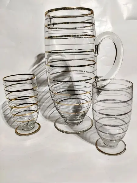 Foto de um(a) Conjunto Jarra e Copos em Vidro e Ouro Anos 50, da categoria de Jogos de taças e copos. Jarra de vidro com filetes em ouro da década de 1950, com dois copos. A: 25,5 cm / Diâmetro: 10 cmCopos: A 13 cm /... Mostrado de uma perspectiva diferente. Vendido no marketplace Trésors.