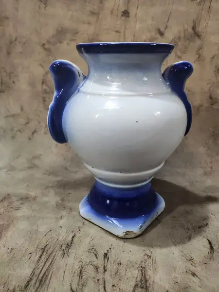 Foto de um(a) Vaso Borrão Anos 60, da categoria de Vasos. Vaso borrão com alças, sem marca do fabricante e com marcas do tempo mas sem tirar sua beleza, década de 1960.A: 19,5 cm /... Mostrado de uma perspectiva diferente. Vendido no marketplace Trésors.