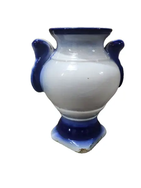 Foto de um(a) Vaso Borrão Anos 60, da categoria de Vasos. Vaso borrão com alças, sem marca do fabricante e com marcas do tempo mas sem tirar sua beleza, década de 1960.A: 19,5 cm /... Vendido no marketplace Trésors.