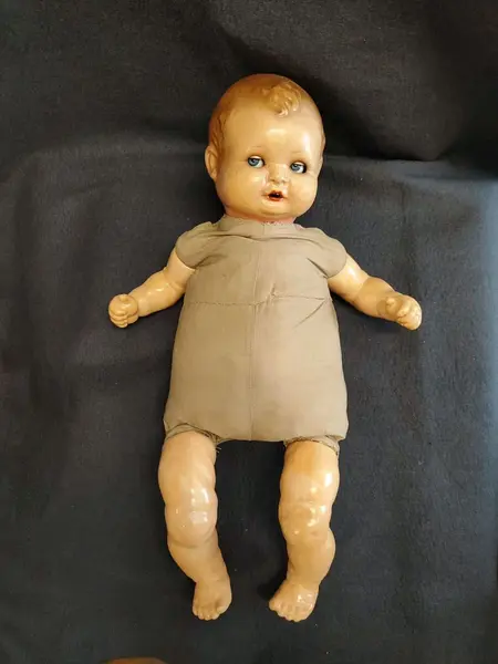 Foto de um(a) Boneca Bebê em Celuloide, Década de 1920, da categoria de Bonecas. Boneca bebê feita em celuloide, corpo de tecido com enchimento. Apresenta mecanismo de olhos que se movem lateralmente e... Mostrado de uma perspectiva diferente. Vendido no marketplace Trésors.