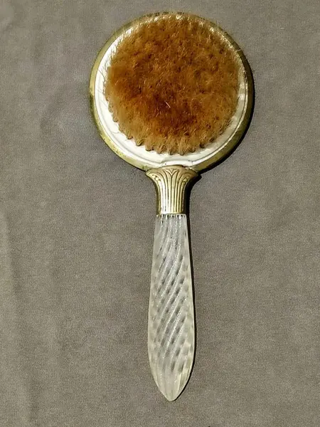 Foto de um(a) Escova de Mão Anos 40, da categoria de Outros colecionáveis. Escova de mão em latão com cerdas de crina e cabo em acrílico trabalhado, década de 1940 A: 21,5 cm D: 9,5 cm Peso: 133 g. Mostrado de uma perspectiva diferente. Vendido no marketplace Trésors.