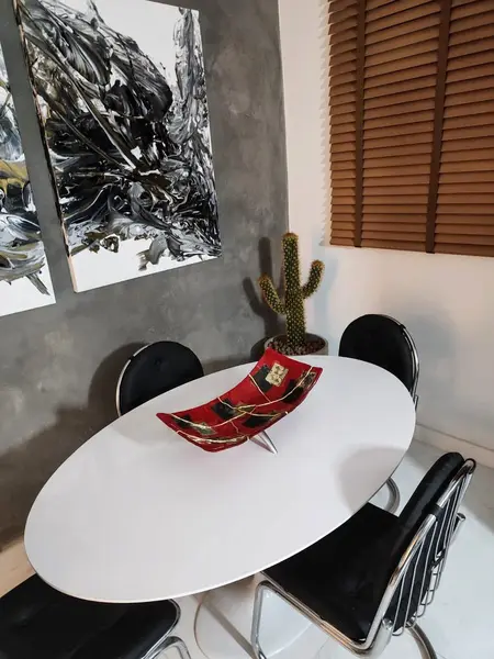 Foto de um(a) Centro de Mesa Técnica Japonesa Kintsugi, da categoria de Centro de mesa. Centro de mesa côncavo em sanduíche de vidro com incrustações de folha de ouro e simulação da técnica japonesa kintsugi.... Mostrado de uma perspectiva diferente. Vendido no marketplace Trésors.