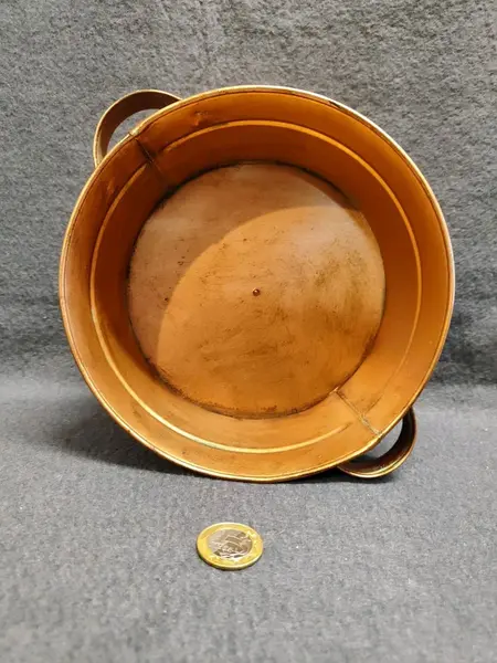 Foto de um(a) Tacho em Folha de Flanders, Década de 1960, da categoria de Outros objetos decorativos. Tacho em folha de flandres com duas alças, pátina cobre envelhecida e azinhavrada, década de 1990. A: 7,5 cm / Diâmetro:... Mostrado de uma perspectiva diferente. Vendido no marketplace Trésors.