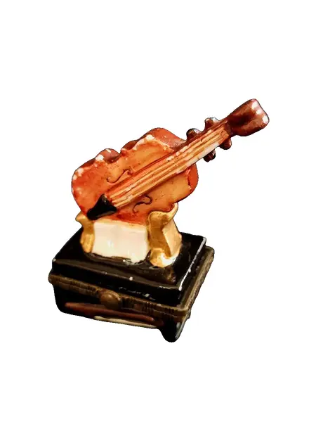 Foto de um(a) Caixinha de Porcelana Violino, Década de 2000, da categoria de Cestos e Caixas. Caixa em porcelana policromada com fecho em latão oxidado, década de 2000.A: 7,3 cm L: 4,8 cm P: 3,3 cm peso: 70g. Vendido no marketplace Trésors.