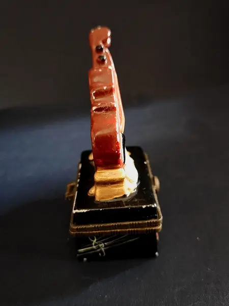 Foto de um(a) Caixinha de Porcelana Violino, Década de 2000, da categoria de Cestos e Caixas. Caixa em porcelana policromada com fecho em latão oxidado, década de 2000.A: 7,3 cm L: 4,8 cm P: 3,3 cm peso: 70g. Mostrado de uma perspectiva diferente. Vendido no marketplace Trésors.