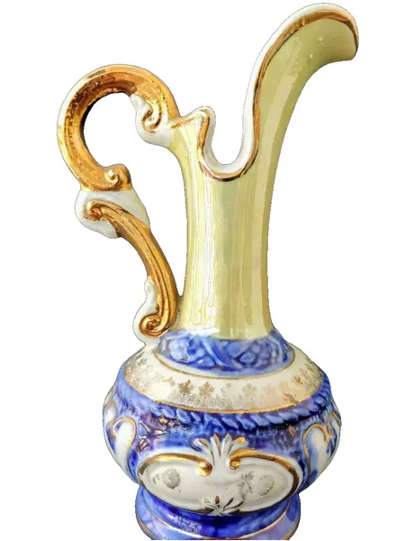 Foto de um(a) Pequena Jarra Blue anos 40, Indústria Brasileira, da categoria de Jarros. Pequena jarra em porcelana com pintura azul cobalto e amarelo perolado, filetada com ouro e grega com trevos também ouro... Vendido no marketplace Trésors.